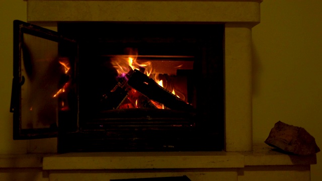 木火在壁炉中燃烧的慢动作视频素材