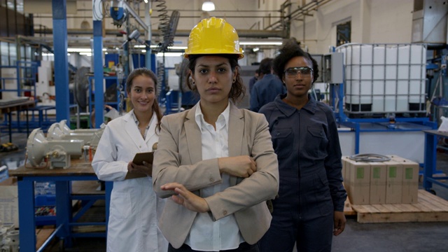 有权势的女人在工厂工作看着镜头视频素材