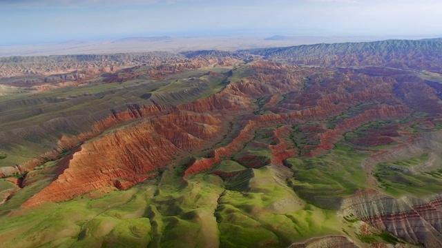 中国新疆天山草原鸟瞰图。视频素材
