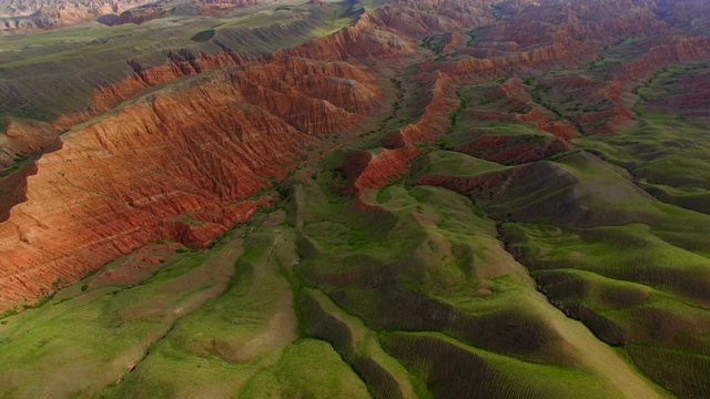 中国新疆天山草原鸟瞰图。视频素材