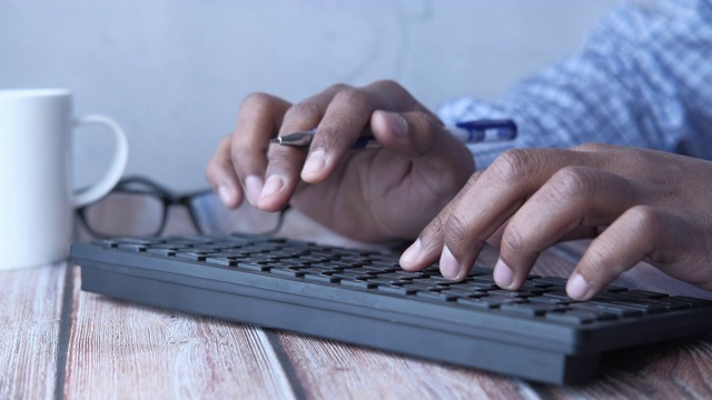 男人用手在键盘上打字视频素材