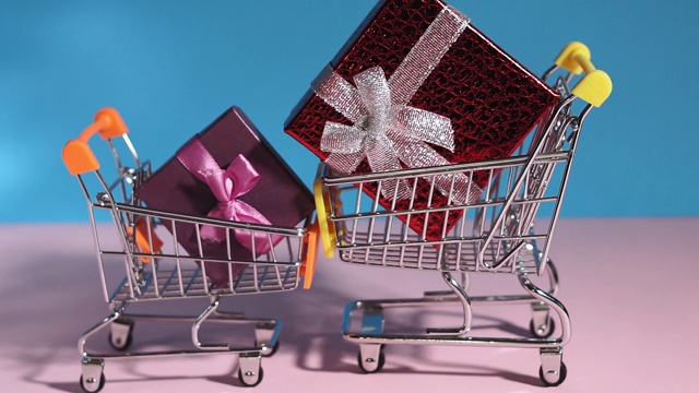 在网上商店买礼物。篮子礼品盒和购物袋。购物车。购物的概念视频素材