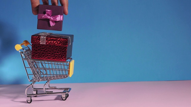 装满礼物的篮子，粉红色的背景，与负空间视频下载