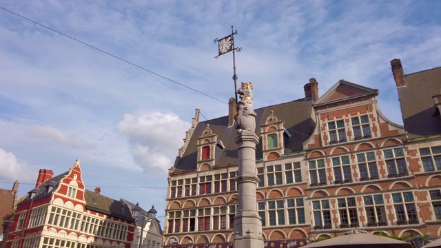 比利时根特老城圣维尔普莱因广场上的传统建筑和佛兰芒狮柱视频素材