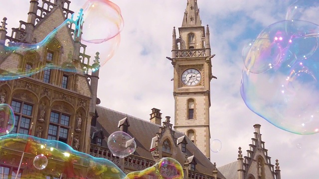 比利时中世纪城市根特的Korenmarkt广场钟楼前的泡泡视频素材