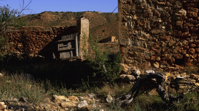 阿拉贡废弃村庄埃尔坎波的山上，古老的石墙和废弃房屋的瓦砾视频素材
