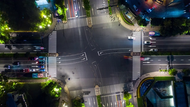 夜景照明杭州市内著名的现代市中心交通街道延时空中俯视图4k中国视频素材