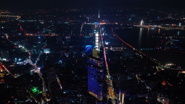 飞越南京市区，夜光照亮市中心，著名的塔台，交通街道，空中全景4k中国视频下载