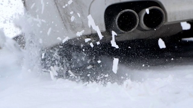 汽车被困在冬天，雪花喷在相机上视频素材