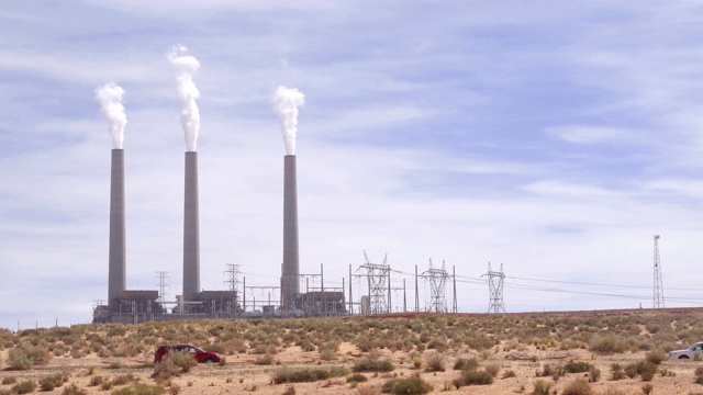 美国亚利桑那州佩吉市火力发电厂烟囱塔冒出的烟视频下载