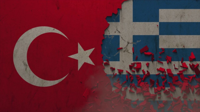 石墙上的土耳其和希腊国旗储存了视频视频素材