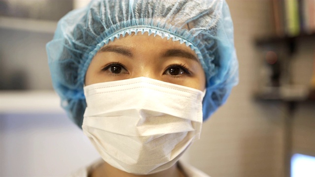 CU女医生的肖像与面具，中国。视频素材