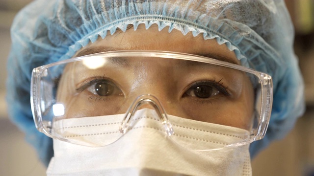 CU女医生戴口罩和护目镜的肖像，中国。视频下载