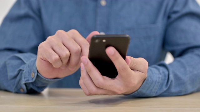 男性使用智能手机的手的特写视频素材