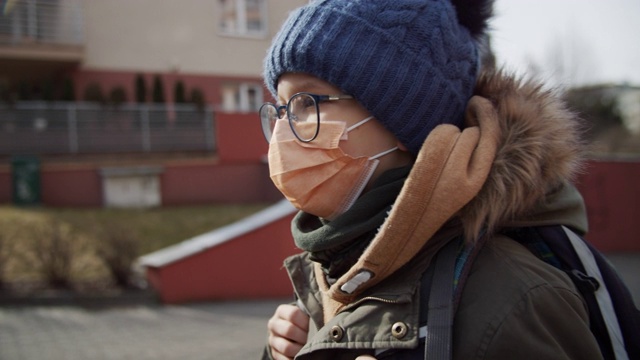 小男孩戴着防毒面具去上学视频素材