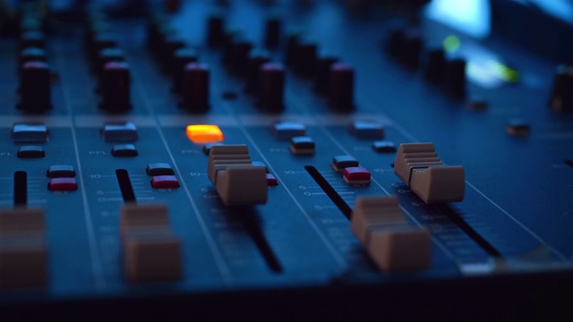音乐控制按钮录音室音乐混音设备。视频下载