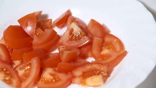 烹饪-切碎的番茄放在厨房的盘子里视频素材