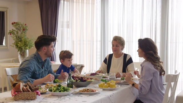 几代同堂的一家人吃素食晚餐视频下载