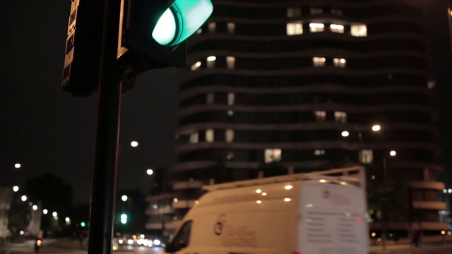 夜景交通灯和移动的车辆视频素材