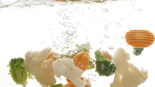 蔬菜掉进水里的慢动作视频视频下载