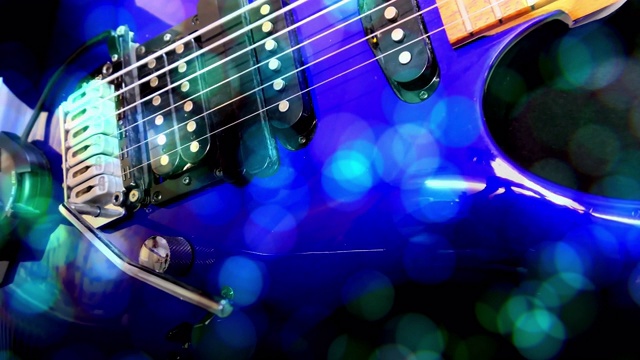 吉他手演奏摇滚电吉他，音乐家在夜总会，抽象吉他，近距离，光Fx视频素材