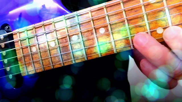 吉他手演奏摇滚电吉他，音乐家在夜总会，抽象吉他，近距离，光Fx视频素材