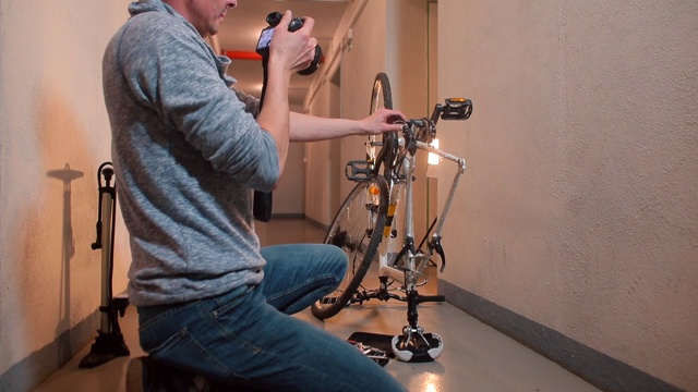 一个视频博主制作了一个关于修理自行车的视频视频下载