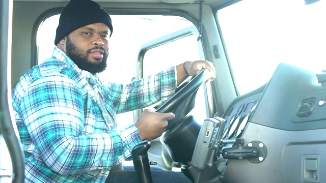 非裔美国卡车司机，爬进了半卡车视频素材