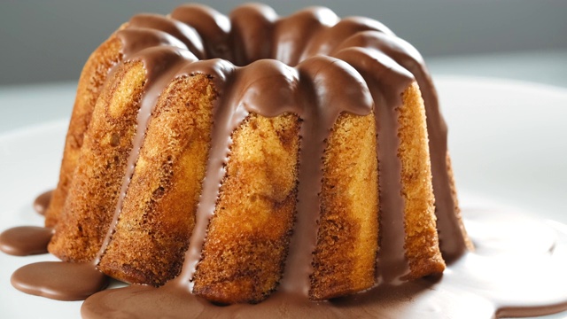 大理石蛋糕配巧克力牛轧糖糖霜视频素材