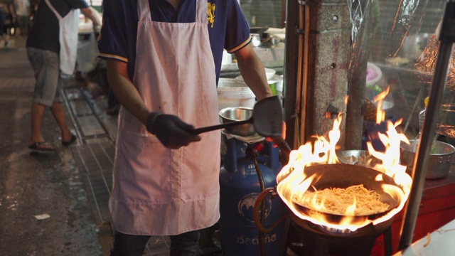 夜市烹饪风格的Yaowarat街头小吃在中国城，曼谷视频素材