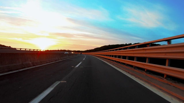 在夕阳下行驶在风景优美的高速公路上，基安蒂地区，意大利托斯卡纳视频素材