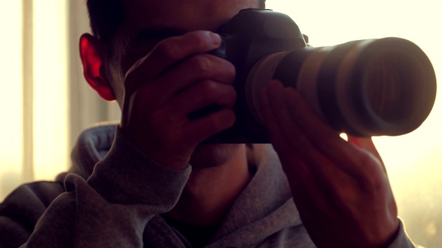 用单反相机拍照的年轻人视频素材
