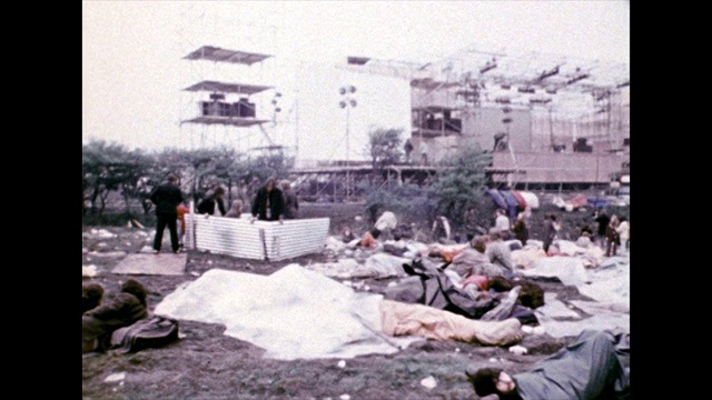 节日现场，人们睡在泥里;1972视频下载