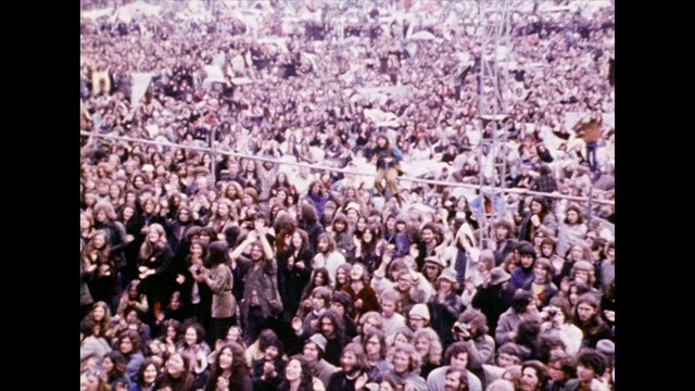 从鼓掌欢呼的粉丝群中缩小;1972视频下载