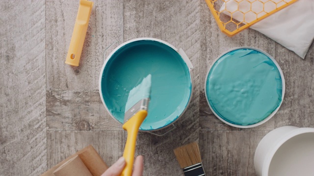 女人用画笔从桶里拿颜料的手视频素材