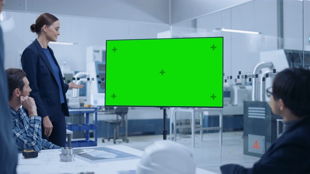 女总工业工程师向专家组、经理汇报，使用绿色屏幕色度键显示的数字白板。专业人士在工厂办公室寻找解决方案视频素材