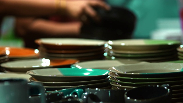 工艺陶器在夜间跳蚤市场视频素材