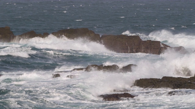 英国康沃尔，暴风雨的海浪冲击多岩石的海岸视频素材