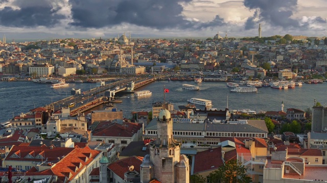 缩小镜头的伊斯坦布尔，土耳其。从加拉塔俯瞰伊斯坦布尔市中心的日落。渡船沿着加拉塔大桥附近的金角湾航行视频素材