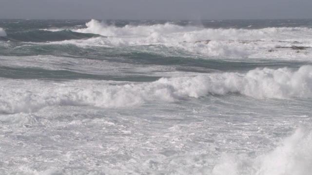 英国康沃尔，暴风雨的海浪冲击海岸视频素材