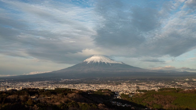 富士山山顶形成的透镜状云(延时)视频素材