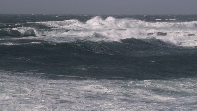 英国康沃尔，暴风雨的海浪冲击多岩石的海岸视频素材