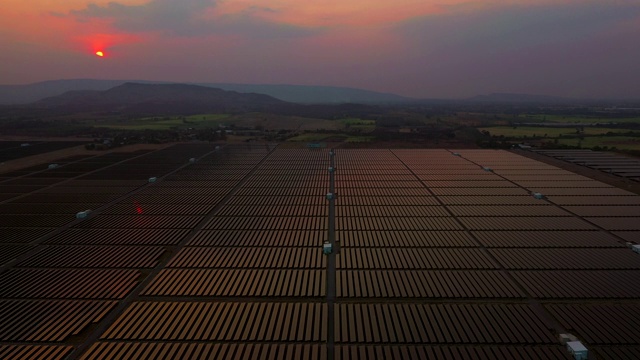 日出时剪影太阳能农场视频素材