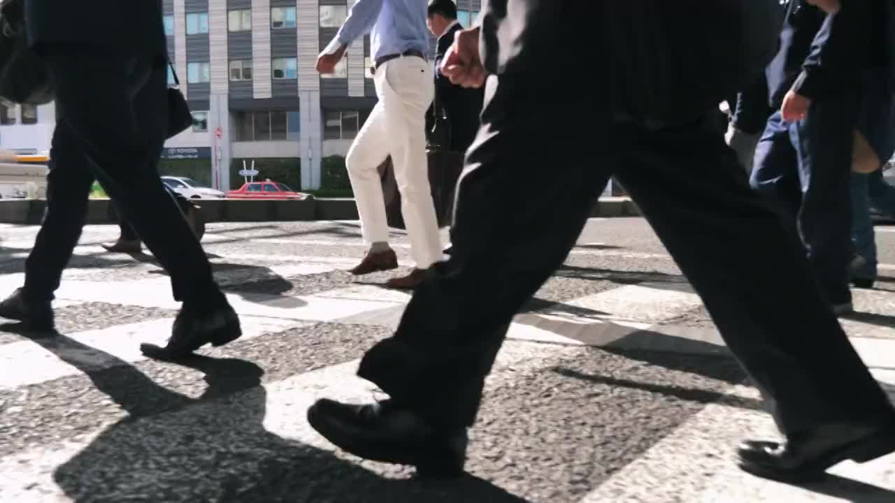 商务人士腿在拥挤的市中心过马路视频素材