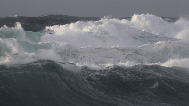 英国康沃尔，暴风雨的海浪冲击海岸视频素材