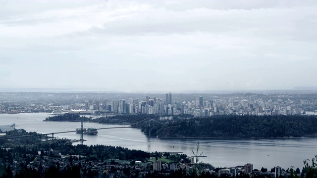 延时:空中狮门大桥与温哥华在黄昏视频素材