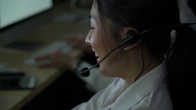 微笑的女性客户支持电话接线员在工作场所视频下载