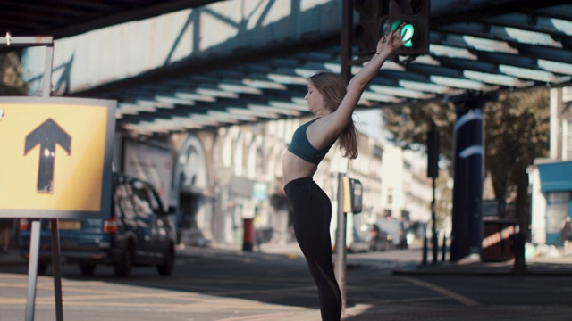 年轻的女舞者在城市里锻炼视频素材