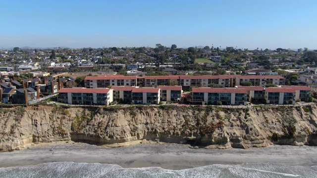 鸟瞰图，典型的社区公寓旁边的海边悬崖边缘。加州视频素材