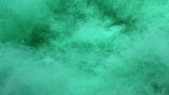 表面满是翠绿色的粉末，在近距离和超慢的动作中，向相机喷出烟熏质感视频素材